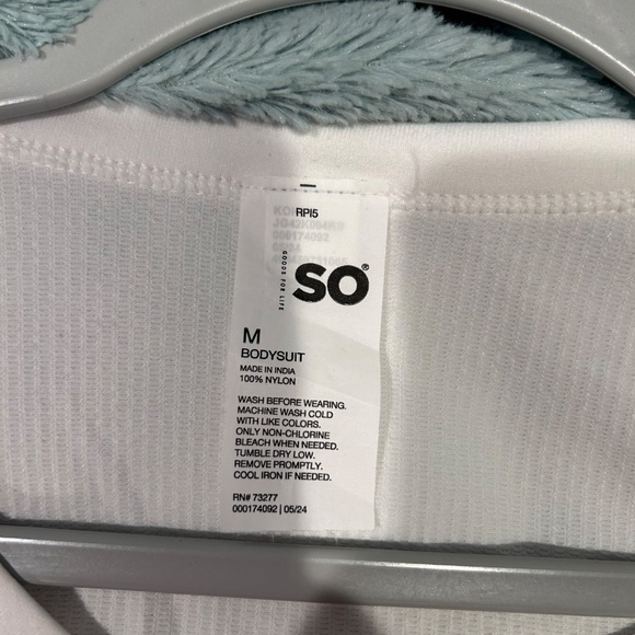 SO Seamless Ribbed Long Sleeve V-Neck Bodysuit – White, Size Medium - Picture 5 of 7